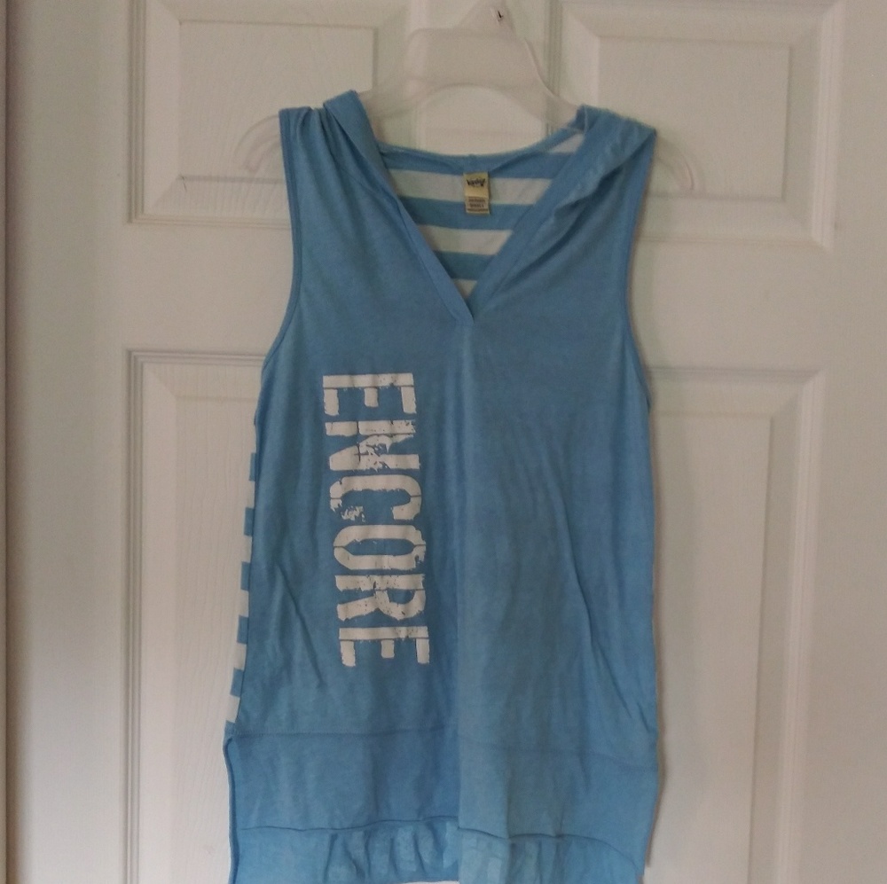 Womens dance shirt w/o sleeves & w/ hood